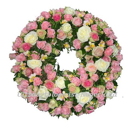 Rouwkrans gevuld met roze en witte bloemen ( UB 400 )